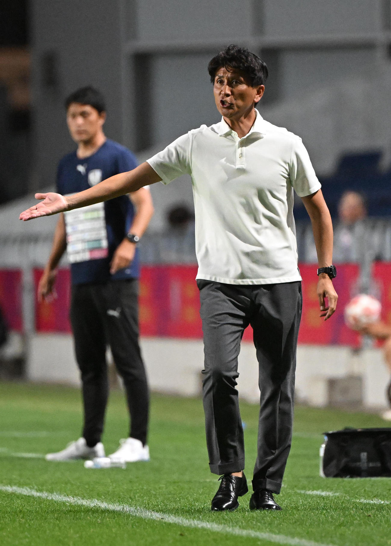 C大阪対ジェイリースFC　ベンチ前で選手に指示を出すC大阪小菊監督（撮影・和賀正仁）