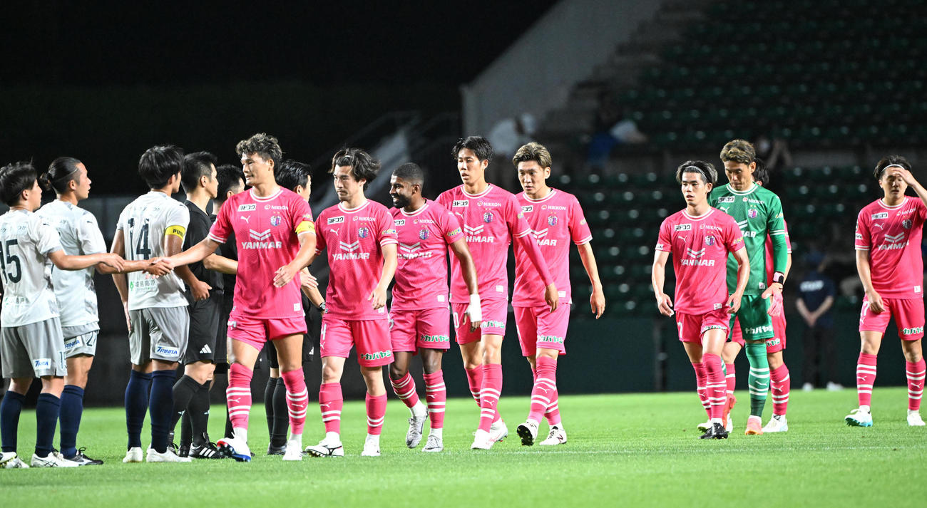 C大阪対ジェイリースFC　ジェイリースFCに勝利しタッチするC大阪の選手ら（撮影・和賀正仁）
