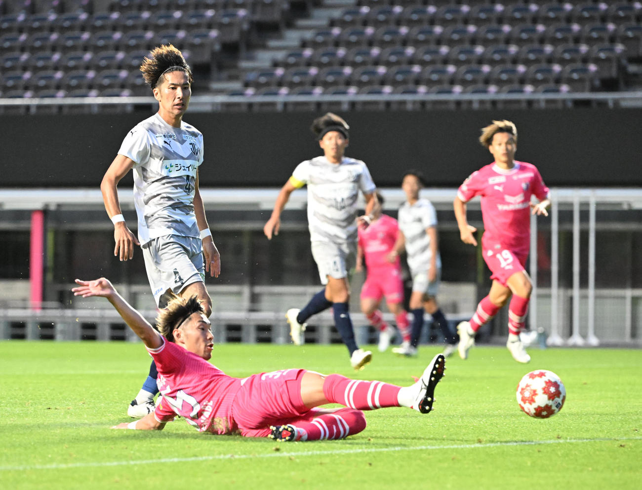 （撮影・和賀正C大阪対ジェイリースFC　前半、クロスに滑り込みながらシュートを決めるC大阪渡辺りょう（撮影・和賀正仁）