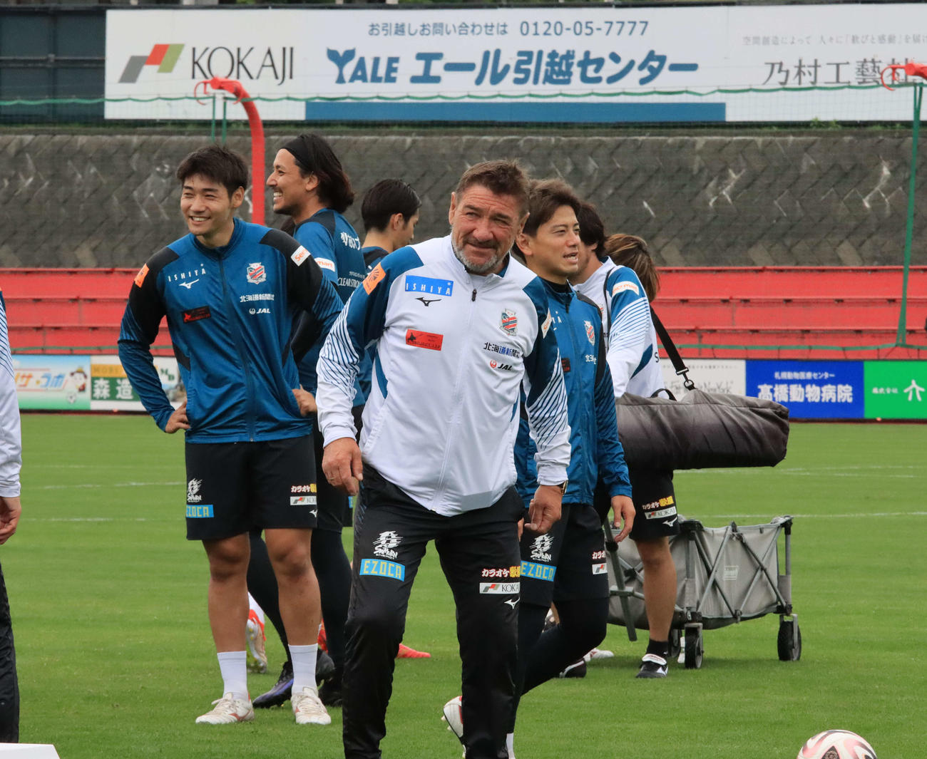 京都戦前日練習を終え、グラウンドを引き揚げる札幌ペトロビッチ監督（手前）（撮影・保坂果那）