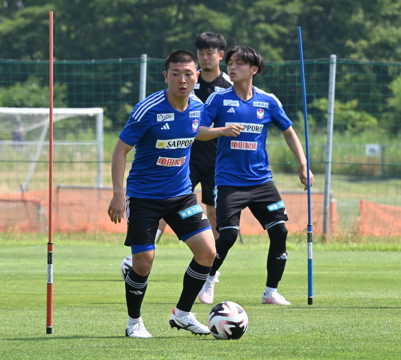 鹿島戦前日練習でパスを出す小見（左）