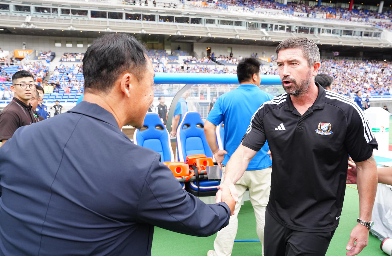 横浜対町田　試合前、握手を交わす横浜キューウェル監督（右）と町田黒田監督（撮影・江口和貴）