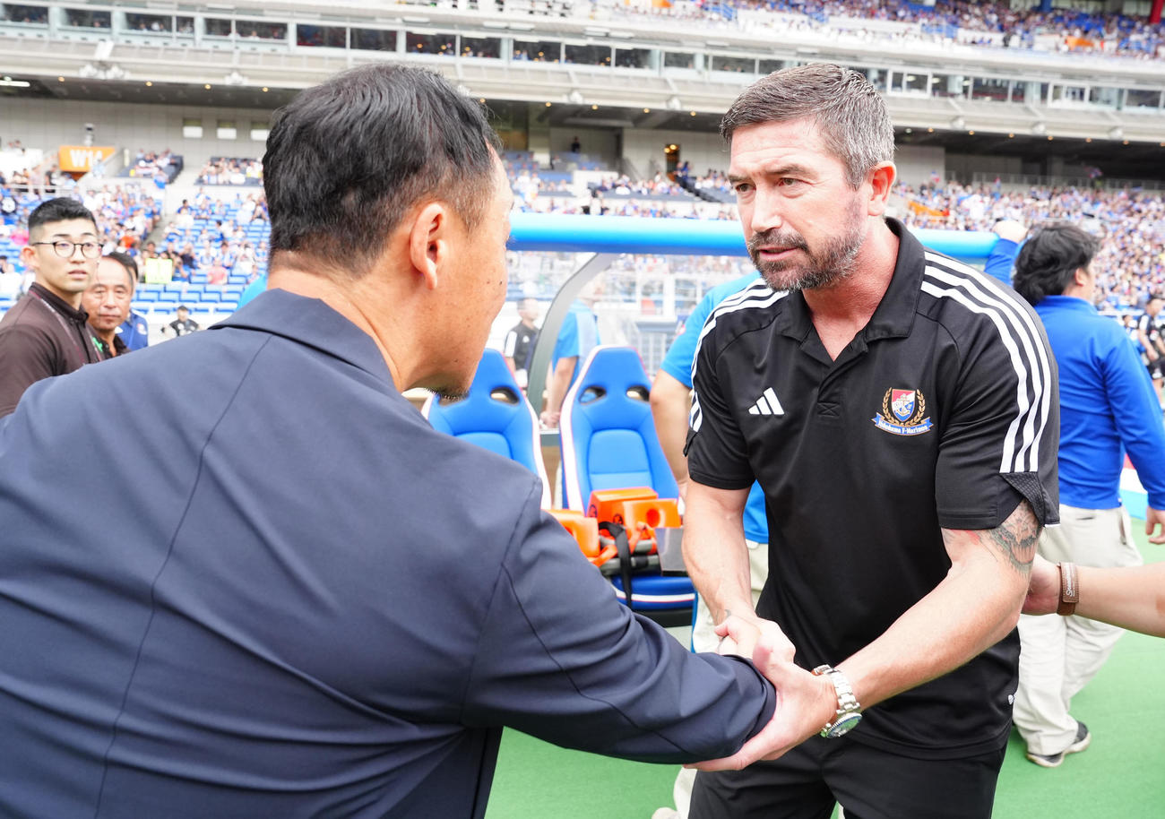 横浜対町田　試合前、握手を交わす横浜キューウェル監督（右）と町田黒田監督（撮影・江口和貴）