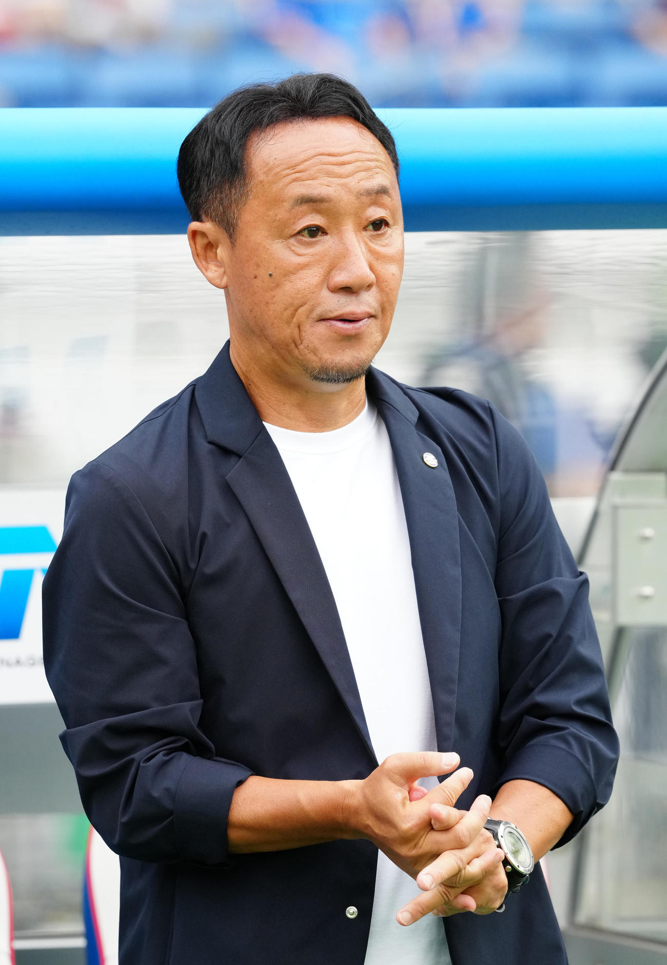 横浜対町田　試合前、ベンチ前に立つ町田黒田監督（撮影・江口和貴）