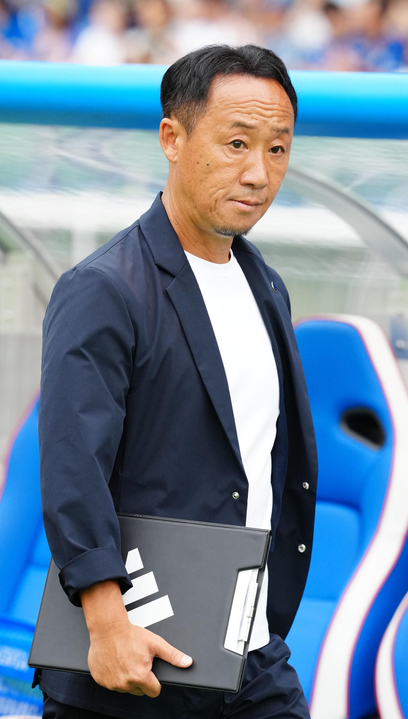 横浜対町田　試合前、ベンチ前に立つ町田黒田監督（撮影・江口和貴）
