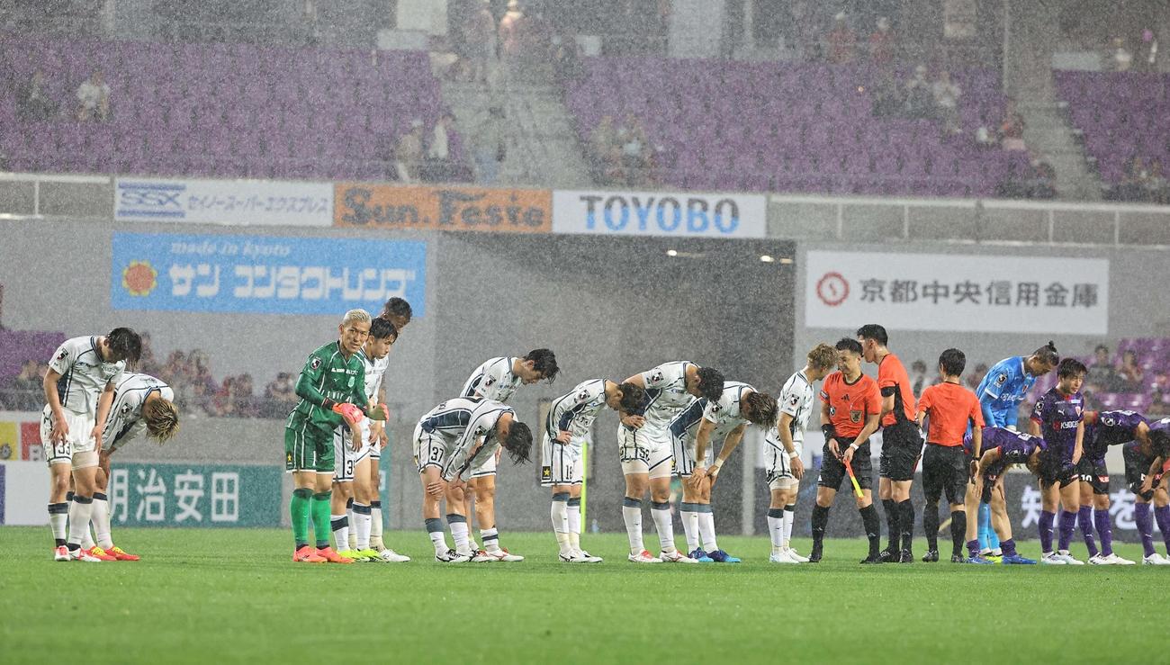 京都対札幌　京都に敗れた札幌イレブンはサポーターに頭を下げる（撮影・上田博志）