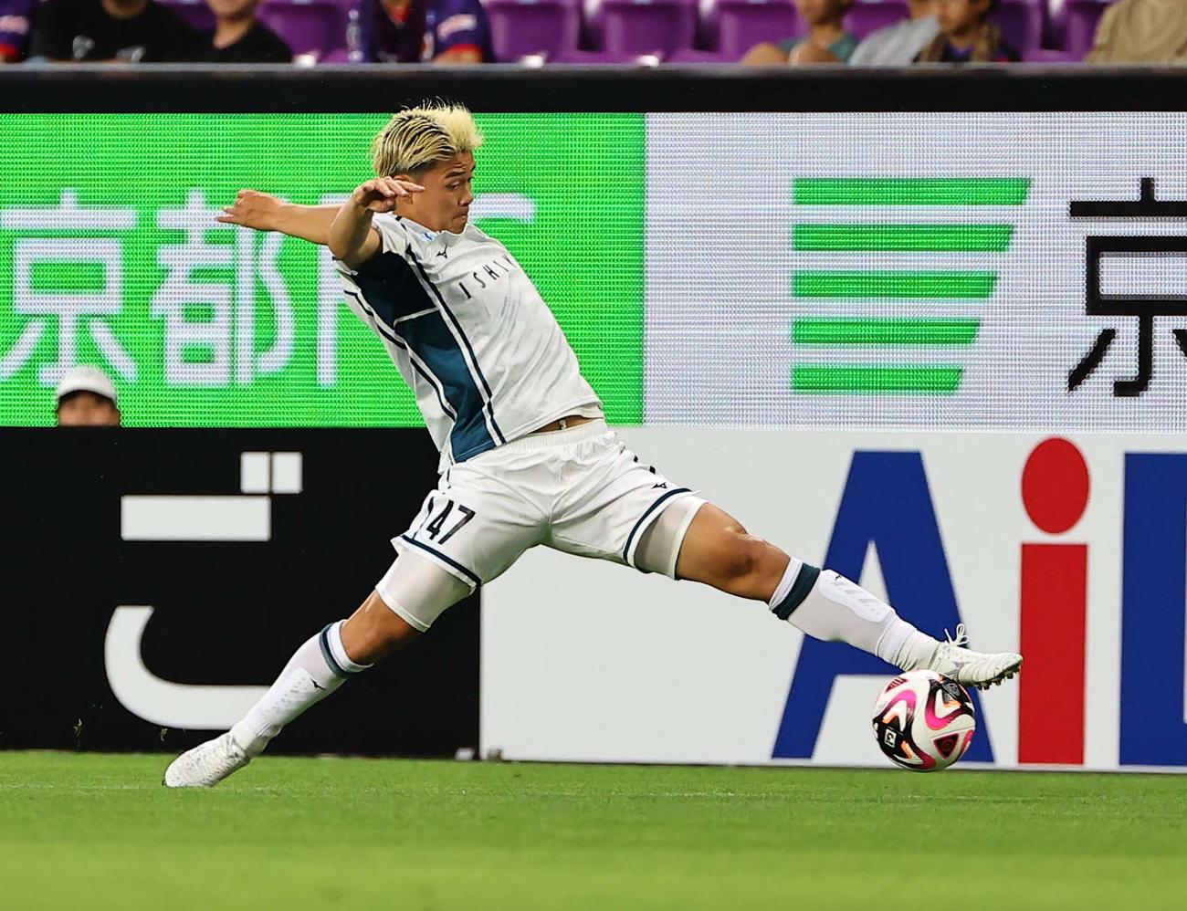 京都対札幌　前半、右サイドでプレーする札幌西野（撮影・上田博志）