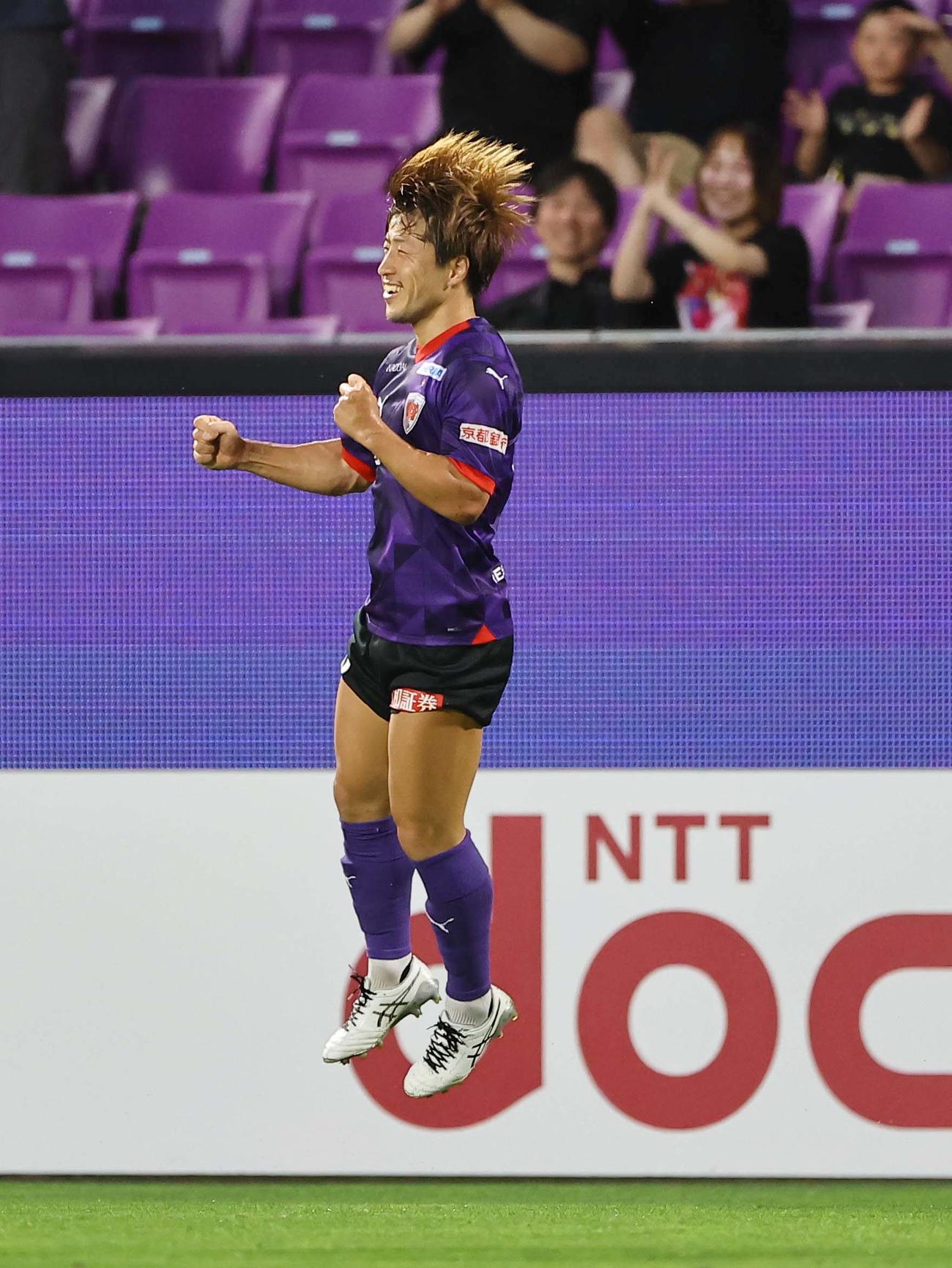 京都対札幌　前半、先制ゴールを決めた京都松田はガッツポーズをする（撮影・上田博志）