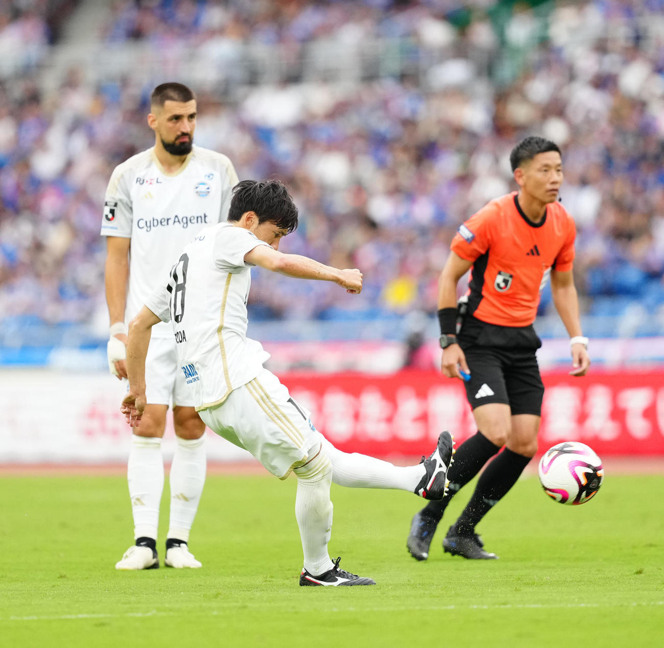 横浜対町田　後半、FKでゴールを決める町田下田（撮影・江口和貴）