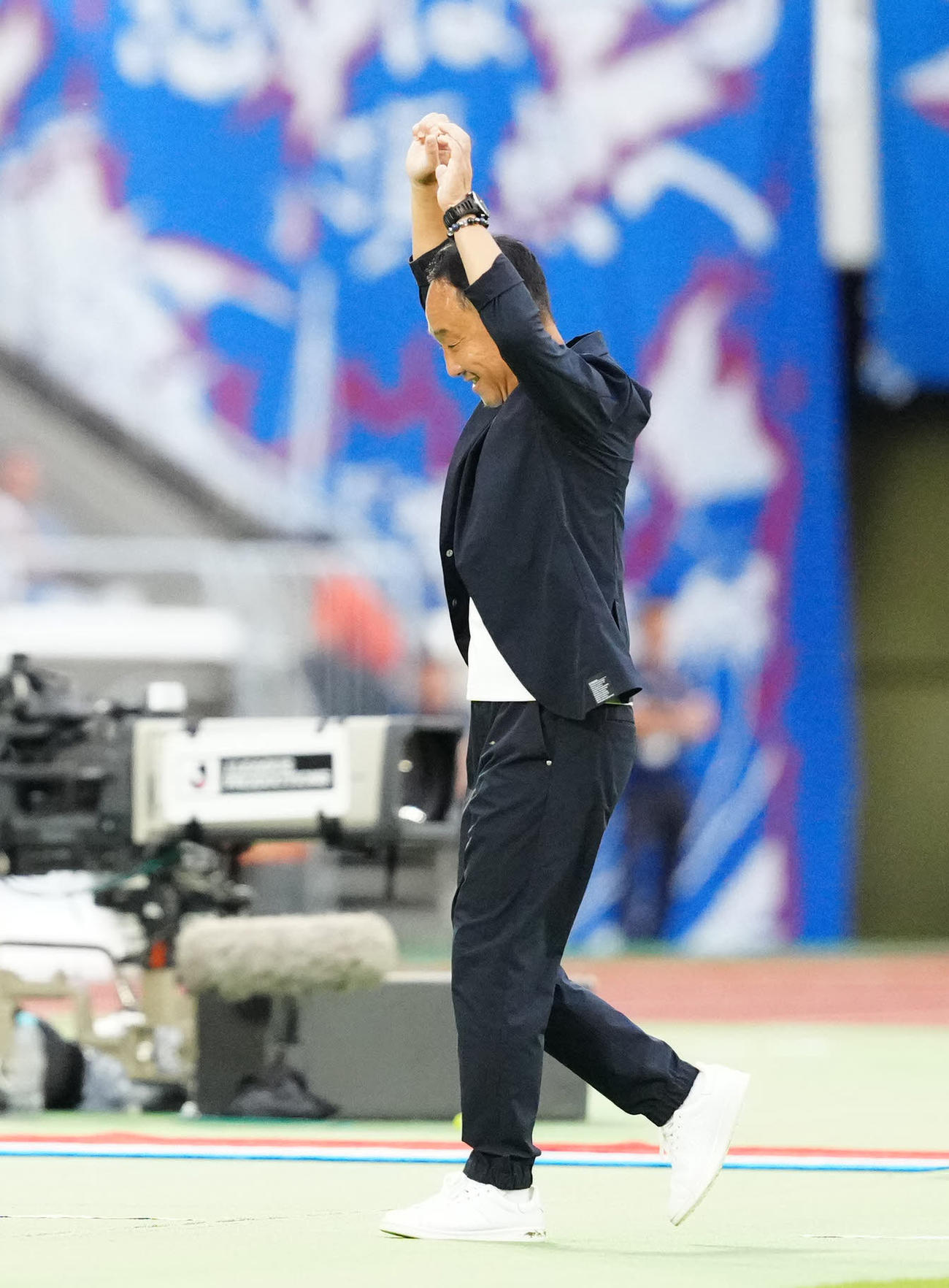 横浜対町田　試合終了のホイッスルを聞き、ガッツポーズの町田黒田監督（撮影・江口和貴）