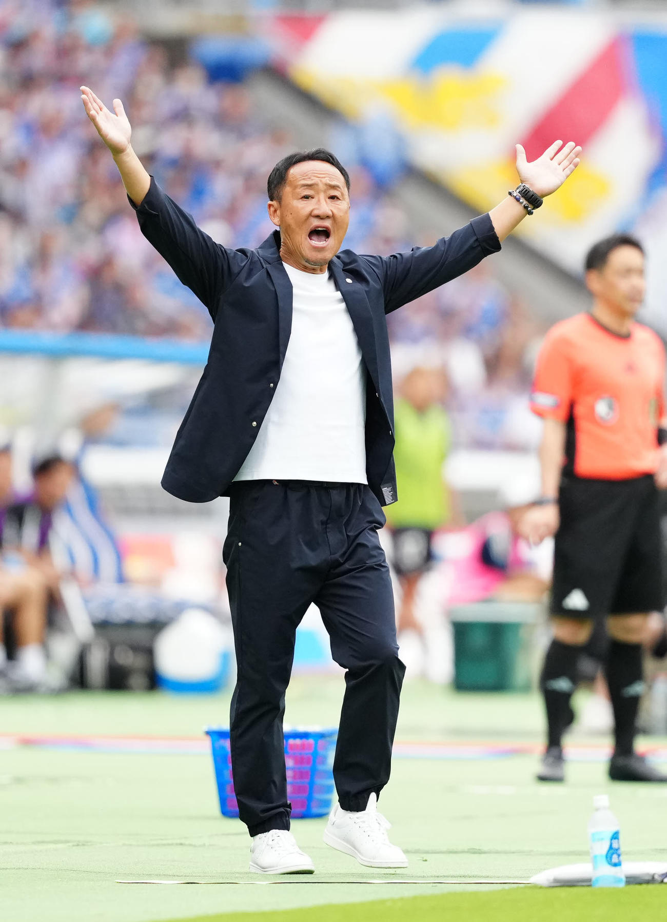 横浜対町田　前半、アピールする町田黒田監督（撮影・江口和貴）