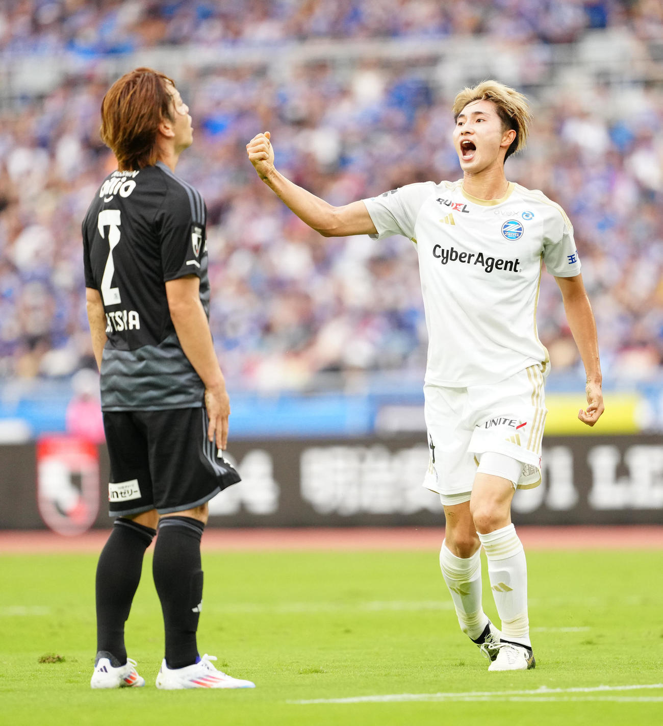 横浜対町田　後半、ゴールを決めガッツポーズの町田藤尾（右）（撮影・江口和貴）