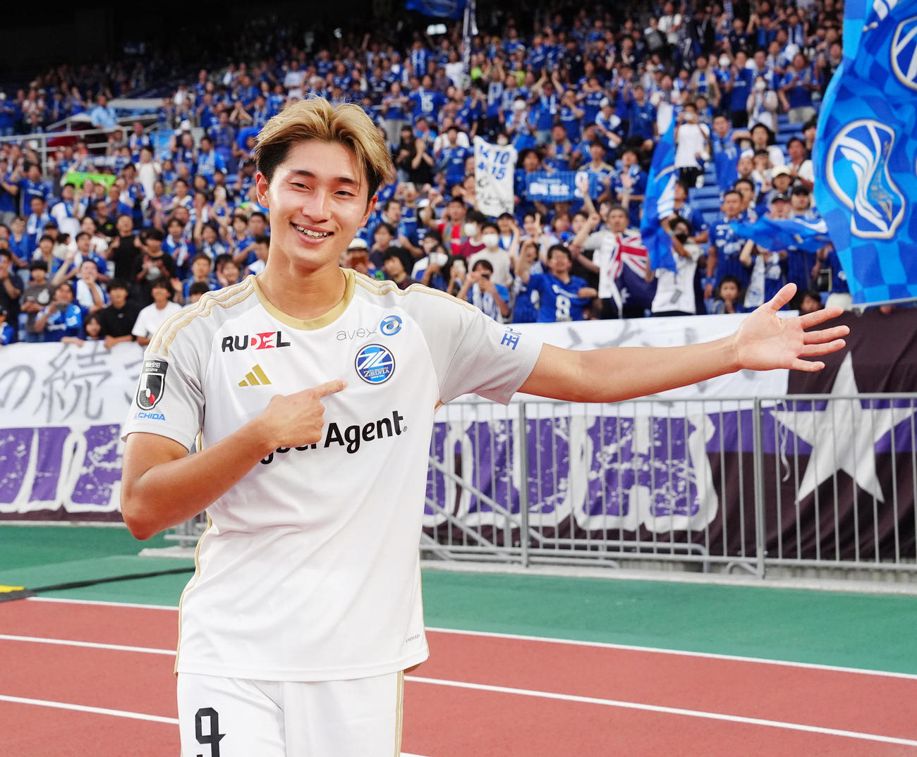 横浜対町田　試合後、サポーターの前で写真に納まる町田藤尾（撮影・江口和貴）