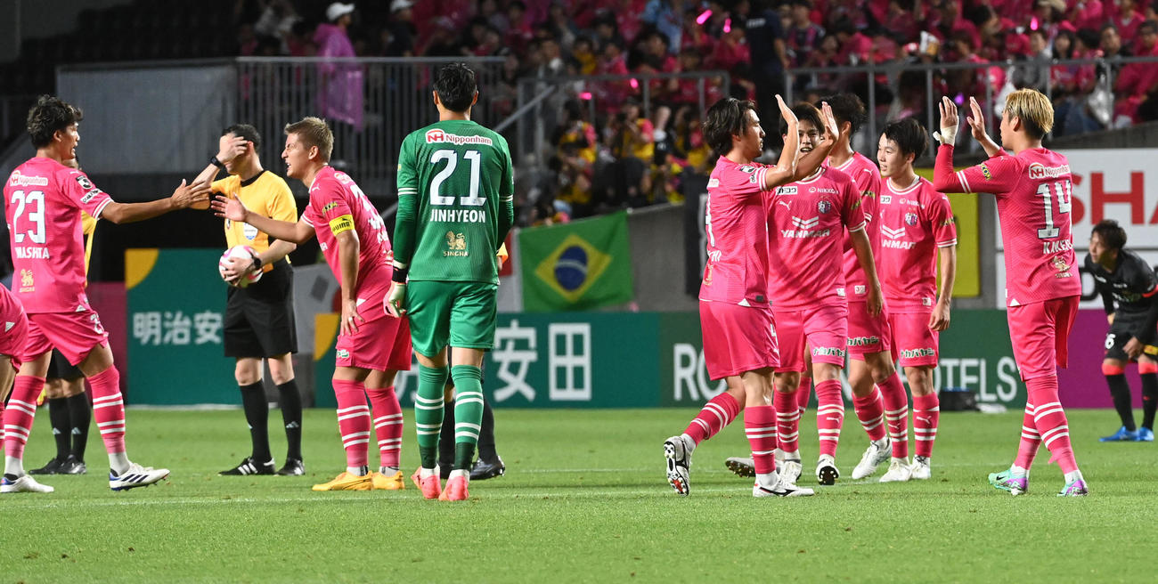C大阪対浦和　浦和に勝利、喜ぶC大阪イレブン（撮影・前岡正明）