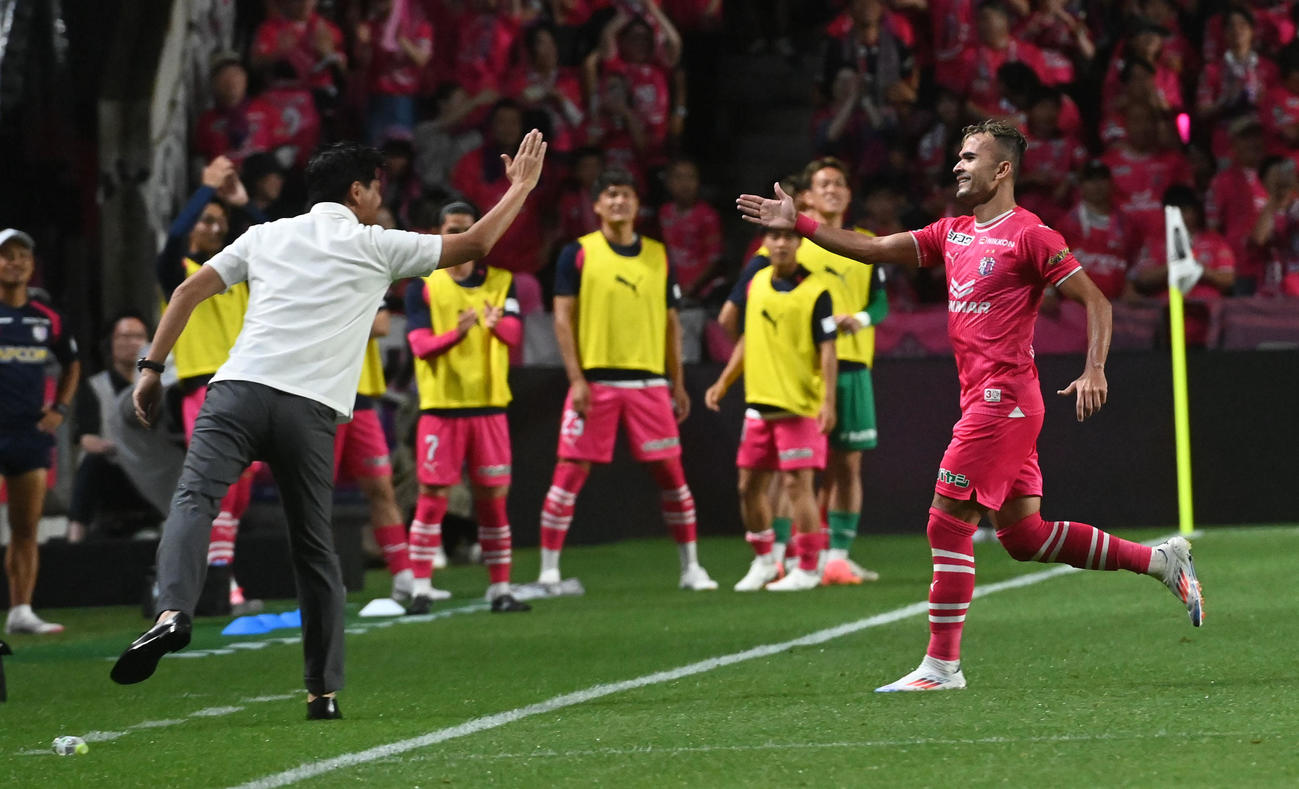 C大阪対浦和　前半、先制ゴールを決め小菊監督の祝福を受けるC大阪ルーカス・フェルナンデス（撮影・前岡正明）