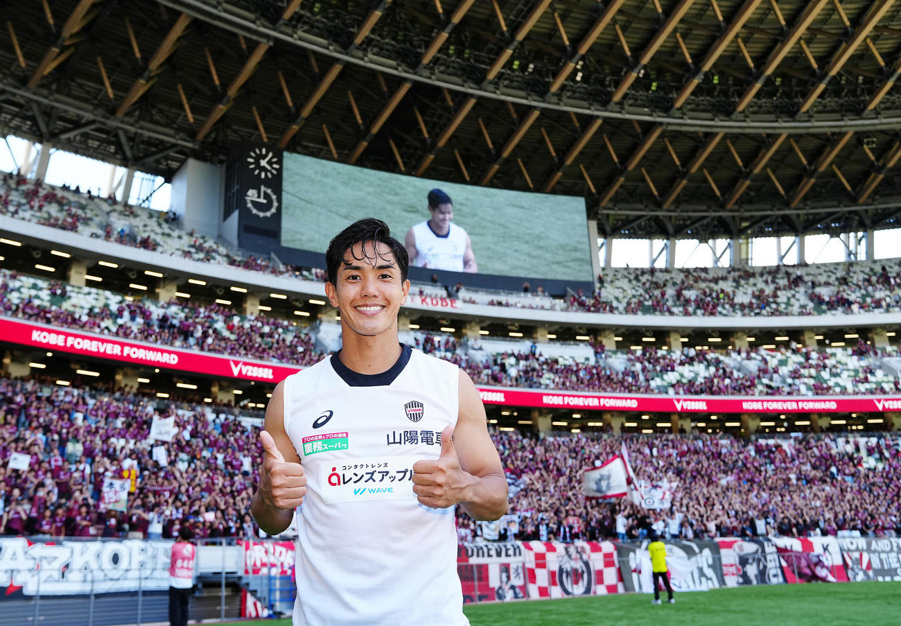 神戸対川崎F　川崎Fに勝利し国立競技場で決勝点を決めた神戸武藤は笑顔で写真に納まる（撮影・垰建太）