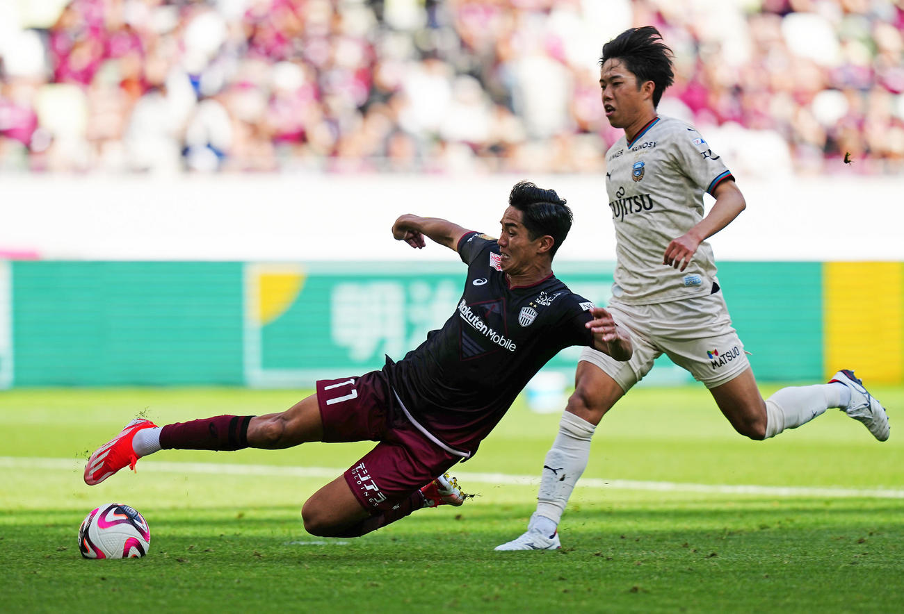 神戸対川崎F　後半、クロスに飛び込みゴールを狙う神戸武藤（左）。右は川崎F佐々木（撮影・垰建太）