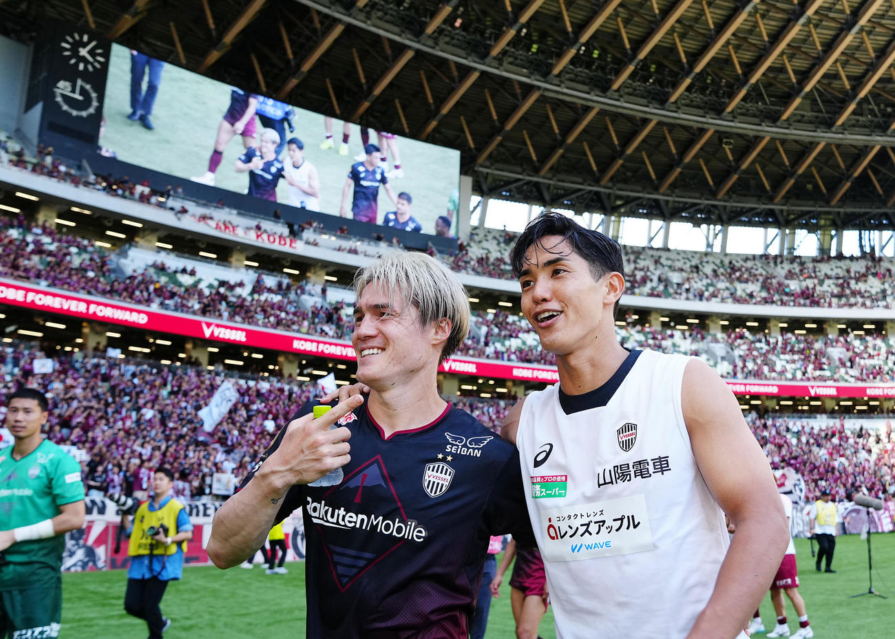 神戸対川崎F　川崎Fに勝利しアシストの神戸酒井（左）と笑顔を見せる決勝点を決めた武藤（撮影・垰建太）