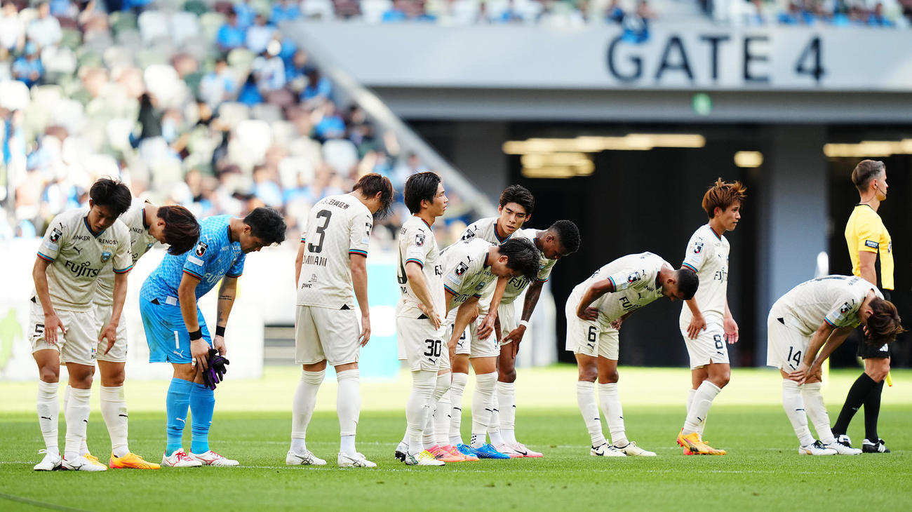神戸対川崎F　神戸に敗れ肩を落とす川崎Fの選手たち（撮影・垰建太）