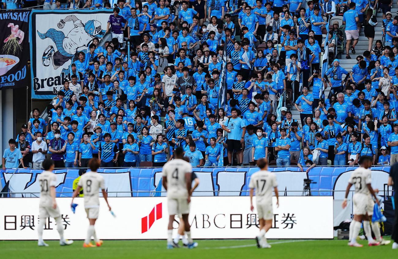 神戸対川崎F　神戸に敗れた川崎Fの選手たちを見つめるサポーター（撮影・垰建太）