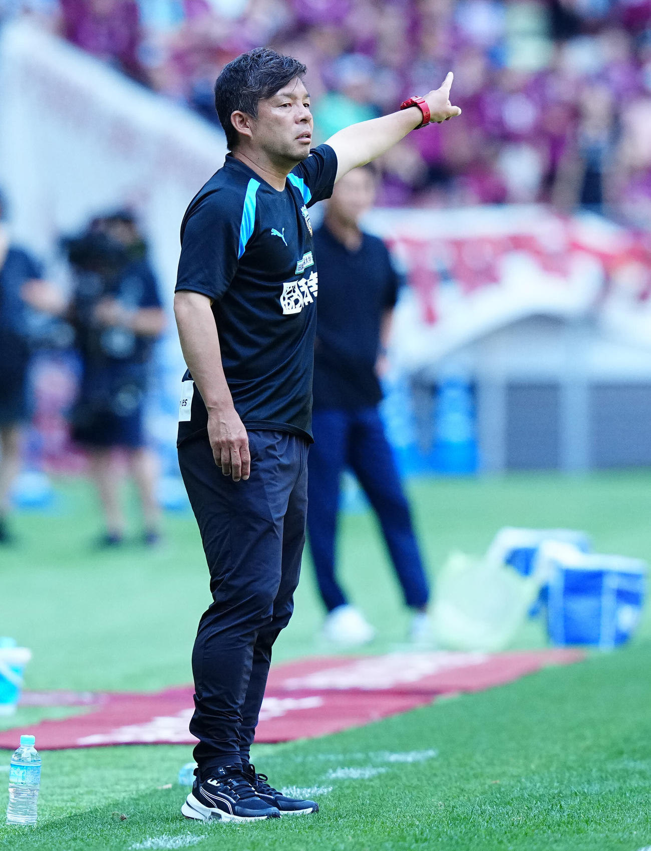神戸対川崎F　前半、指示を出す川崎F鬼木監督（撮影・垰建太）