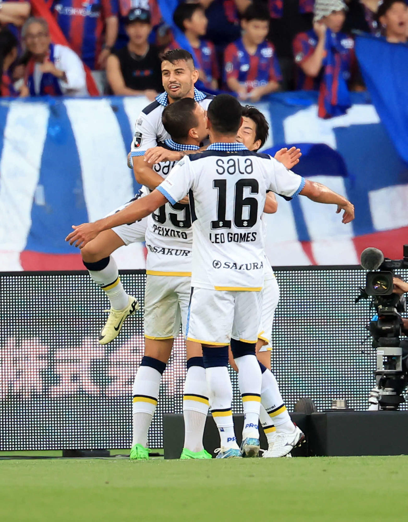 東京対磐田　前半、先制ゴールを決めイレブンに祝福される磐田グラッサ（上）（撮影・浅見桂子）