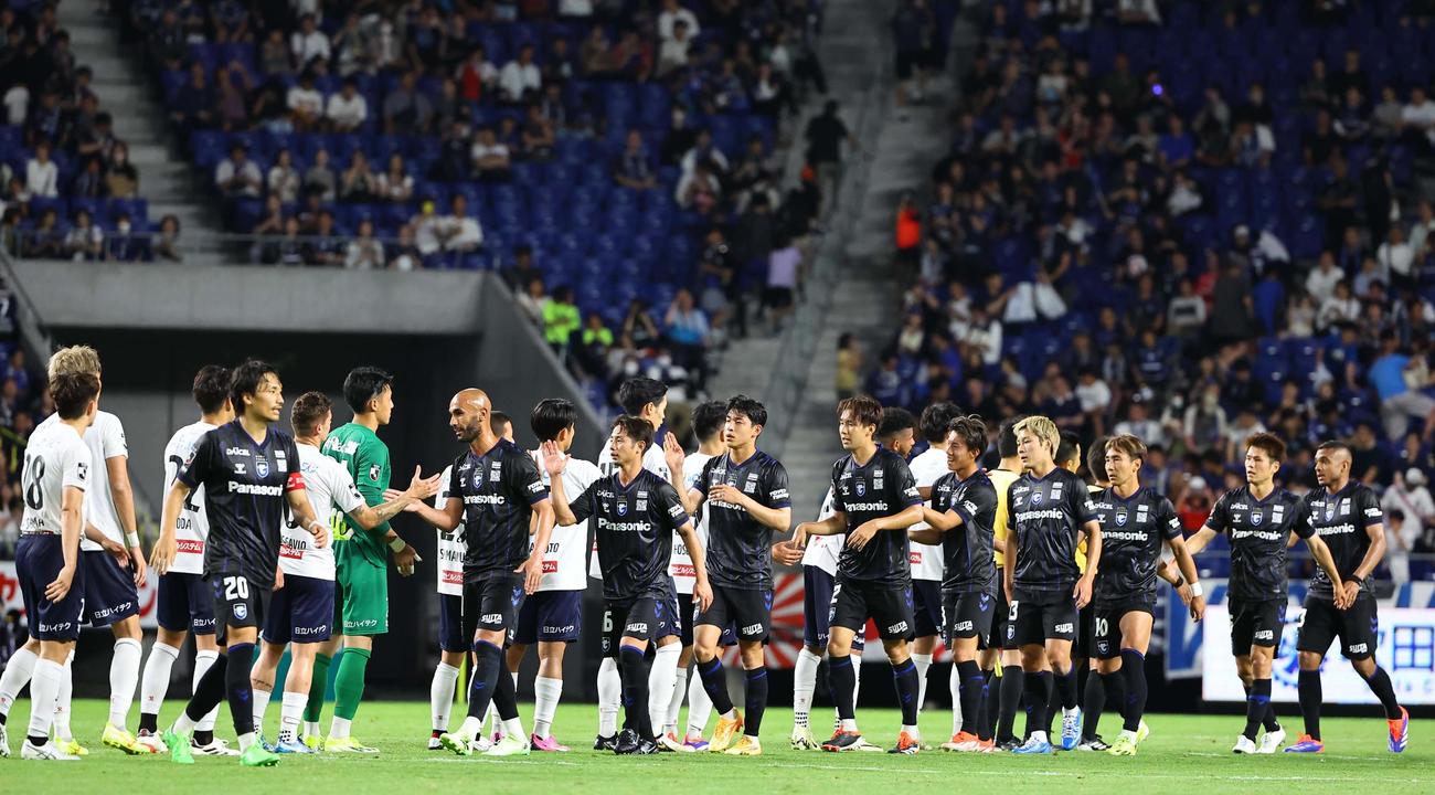 G大阪対柏　勝利したG大阪イレブンは柏イレブンと健闘をたたえ合う（撮影・上田博志）