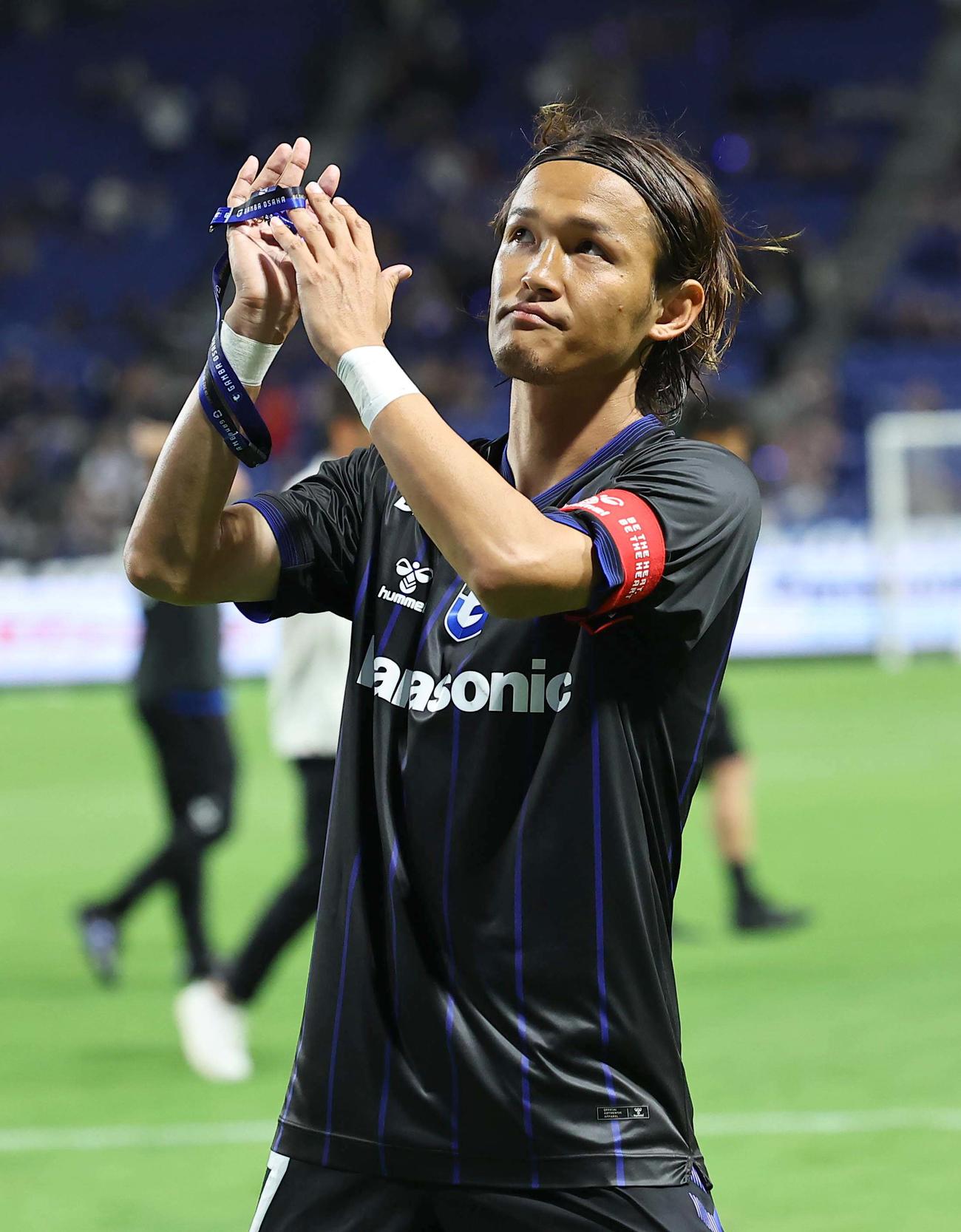 G大阪対柏　柏に勝利したG大阪宇佐美はサポーターの歓声に応える（撮影・上田博志）
