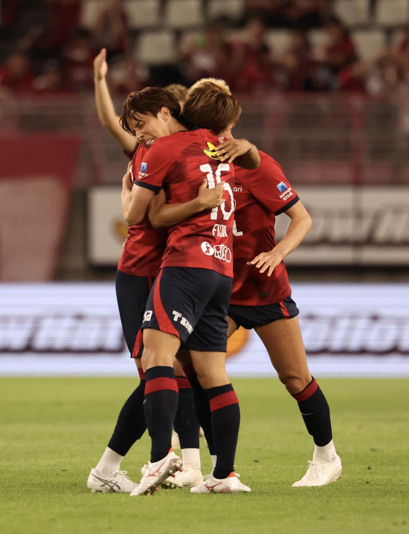 鹿島対新潟　後半、同点ゴールを決め仲間に迎えられる鹿島藤井（中央）（撮影・河田真司）