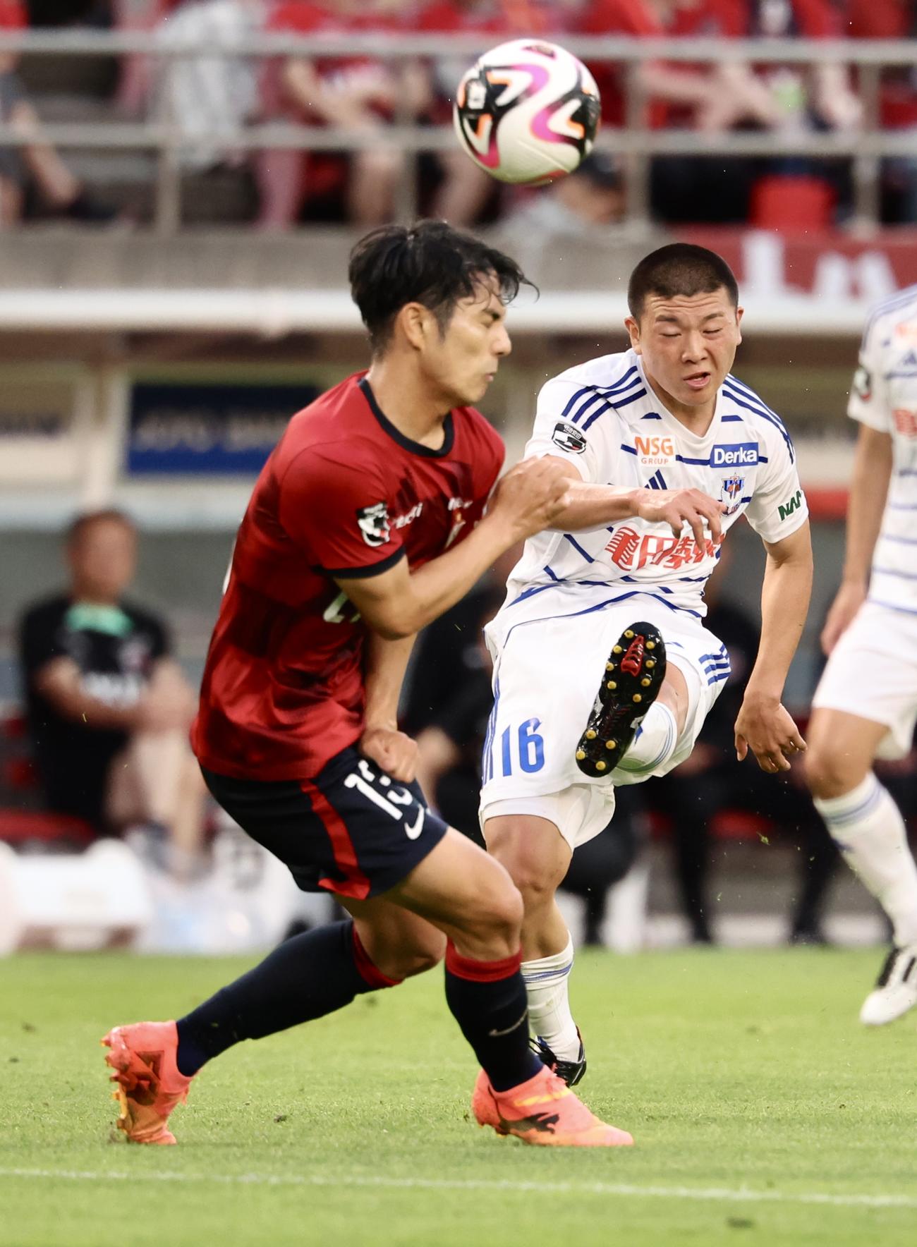 鹿島対新潟　前半、シュートを放つ新潟小見（右）（撮影・河田真司）
