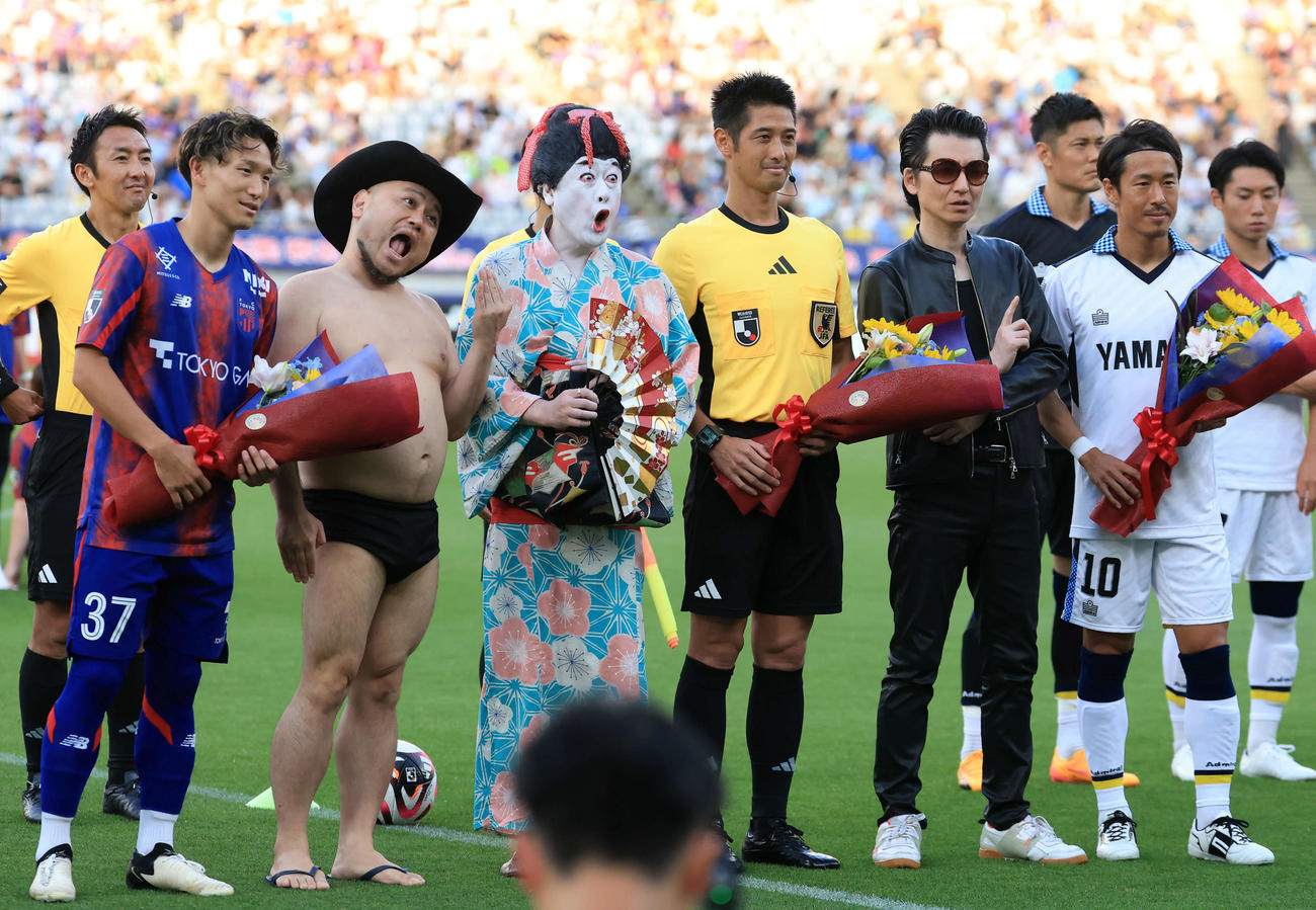 東京対磐田　試合前、花束贈呈に登場し選手らと記念撮影する、左からハリウッドサゴシショウ、コウメ太夫、SAKURAI（撮影・浅見桂子）