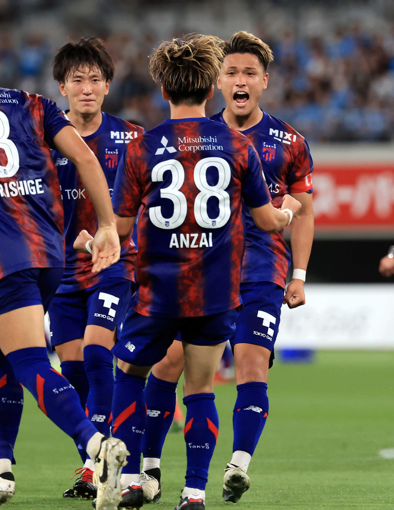 東京対磐田　後半、同点ゴールを決めた東京安斎（手前）を雄たけびを上げて祝福する松木（右）（撮影・浅見桂子）