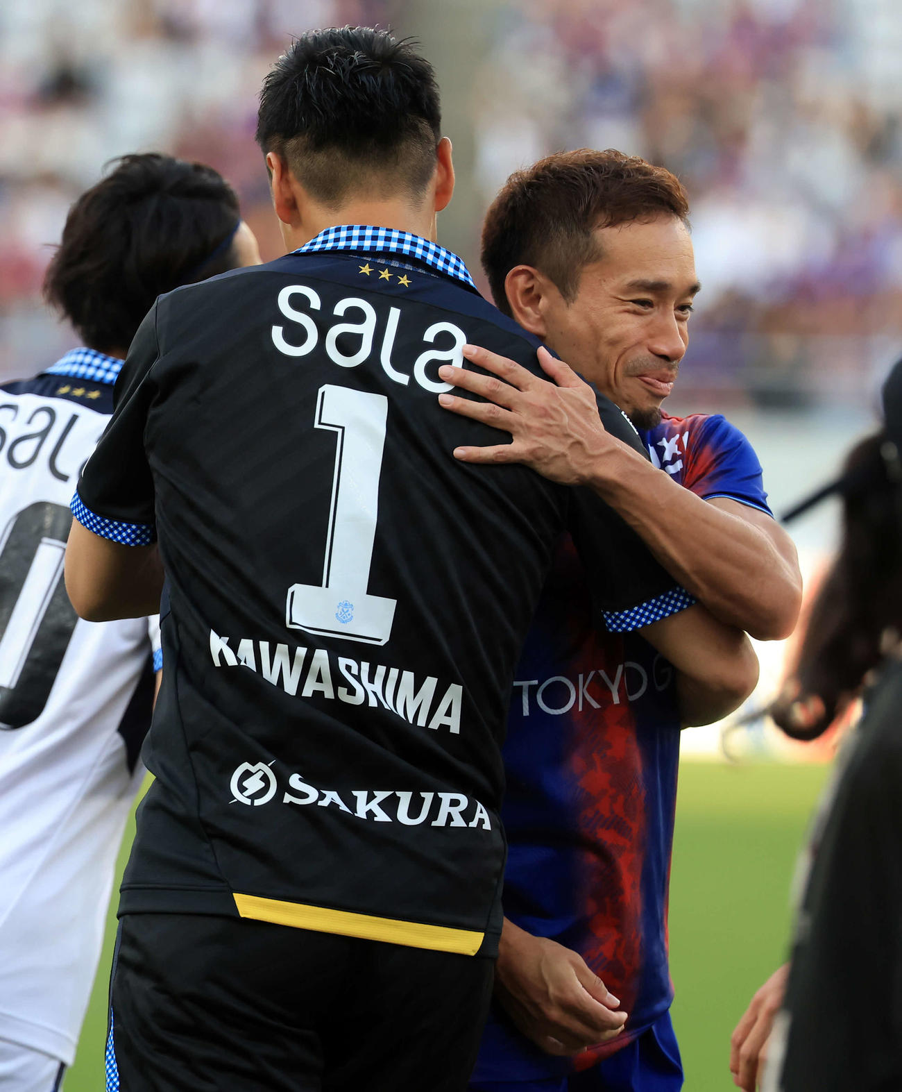 東京対磐田　試合前、磐田川島（手前）と笑顔で抱擁する東京長友（撮影・浅見桂子）
