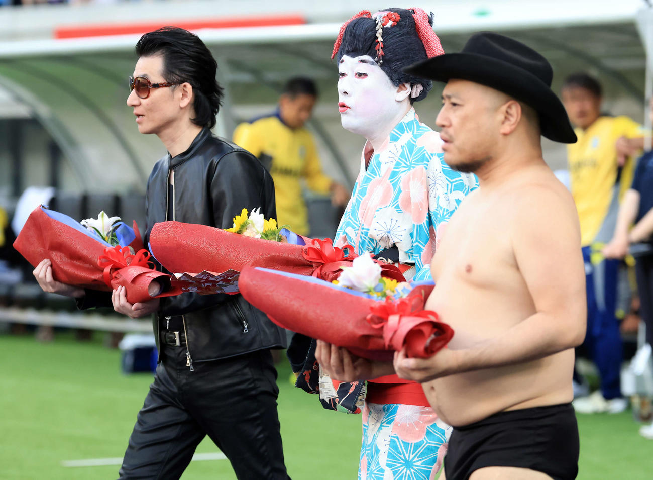 東京対磐田　試合前、花束贈呈に登場した、左からSAKURAI、コウメ太夫、ハリウッドサゴシショウ（撮影・浅見桂子）