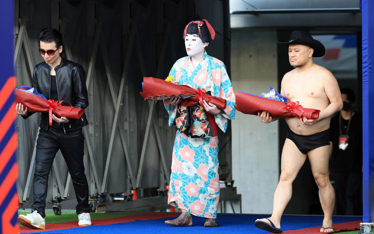 東京対磐田　試合前、花束贈呈に登場した、左からSAKURAI、コウメ太夫、ハリウッドサゴシショウ（撮影・浅見桂子）