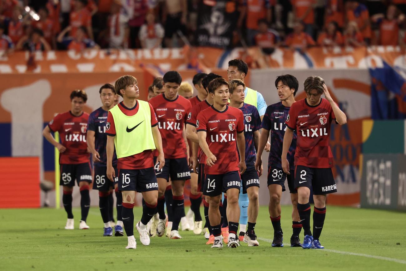鹿島対新潟　新潟と引き分けで試合を終え、サポーターにあいさつして回る鹿島イレブン（撮影・河田真司）