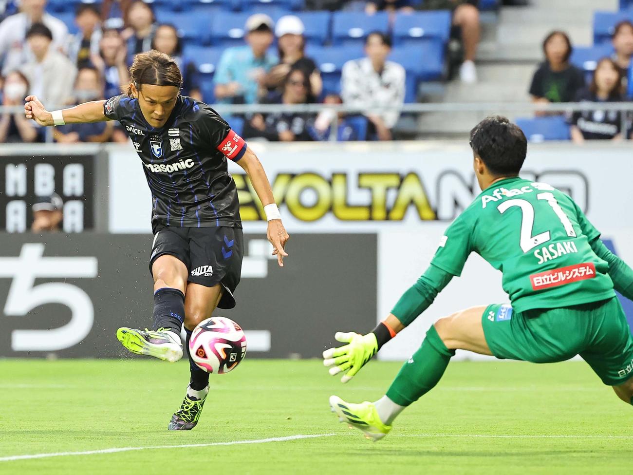 G大阪対柏　前半、先制ゴールを決めるG大阪宇佐美（撮影・上田博志）