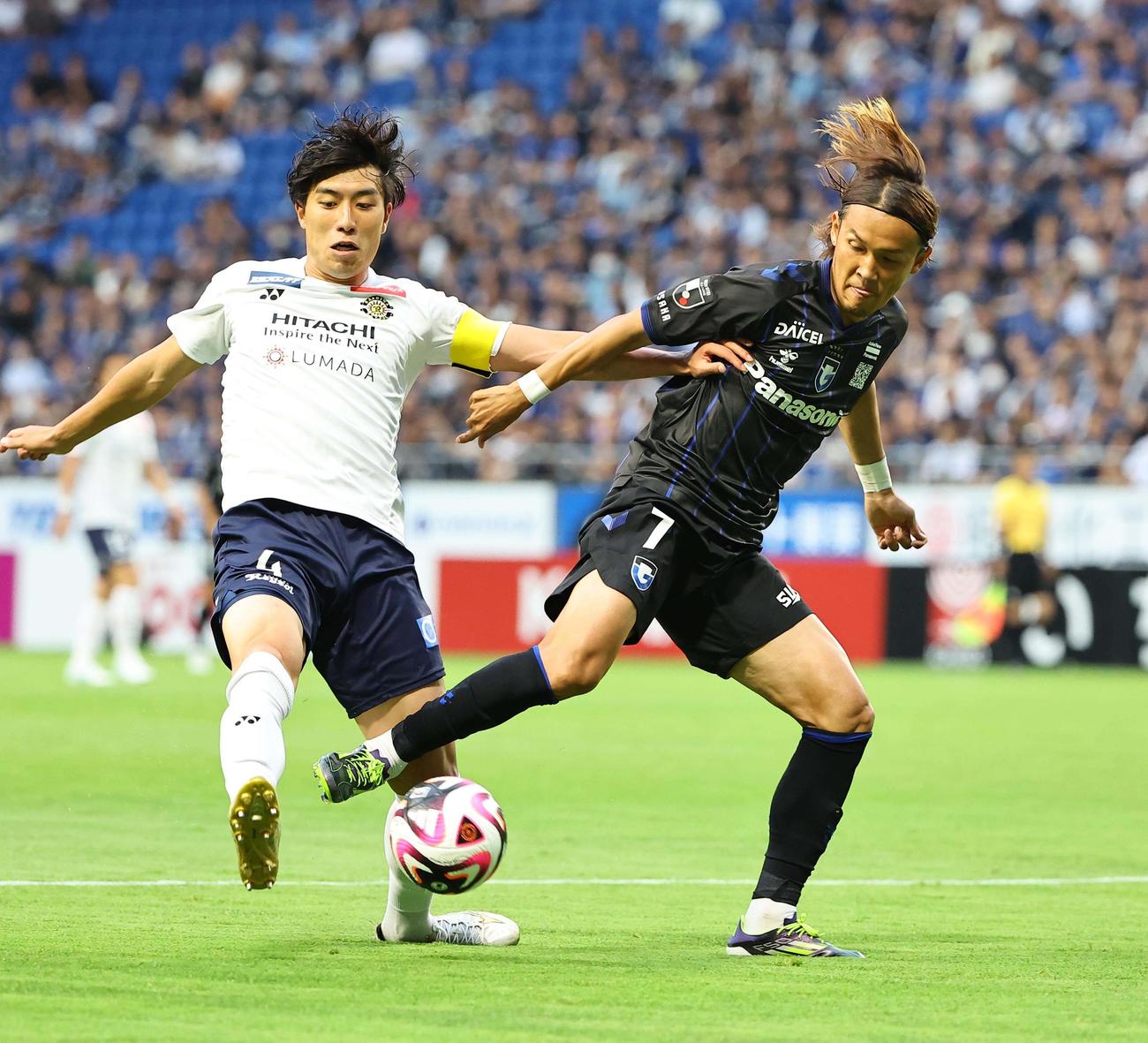G大阪対柏　前半、G大阪宇佐美（右）はゴール前に攻め込む（撮影・上田博志）