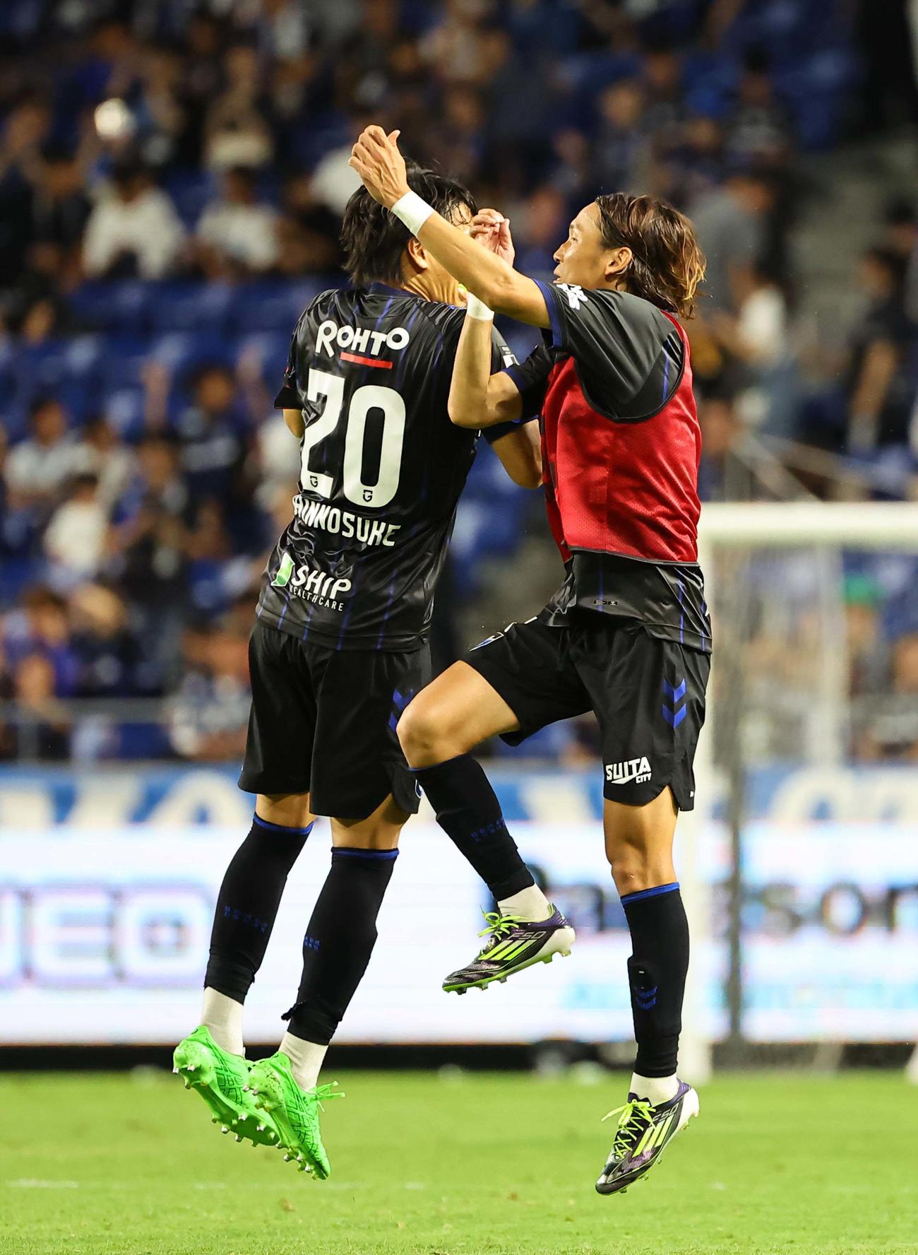 G大阪対柏　G大阪中谷（左）と勝利を喜び合う宇佐美（撮影・上田博志）