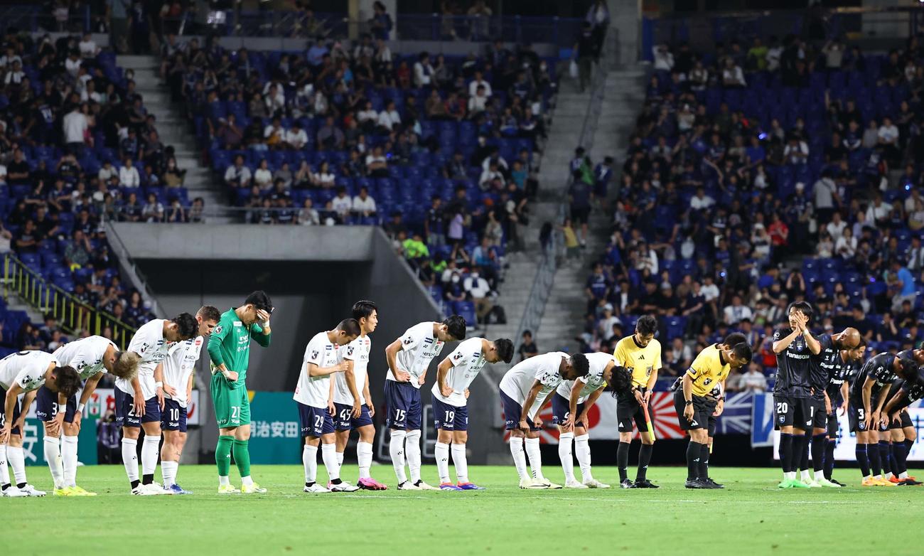 G大阪対柏　G大阪に敗れた柏イレブンはサポーターに頭をさげる（撮影・上田博志）