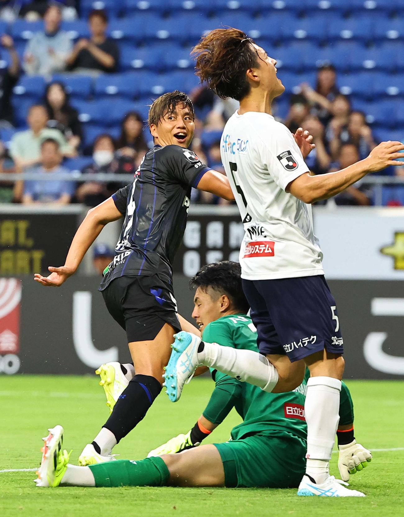 G大阪対柏　前半、G大阪山田（左）は2点目のゴールを決める（撮影・上田博志）