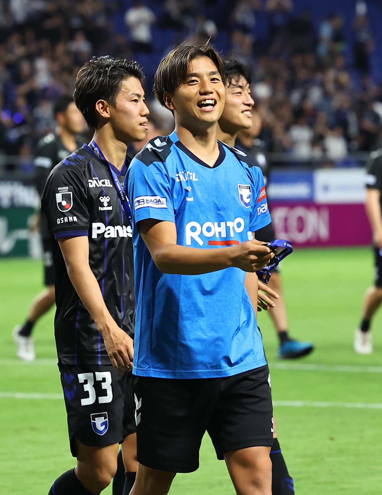 G大阪対柏　柏に勝利したG大阪山田はサポーターの歓声に笑顔を見せる（撮影・上田博志）