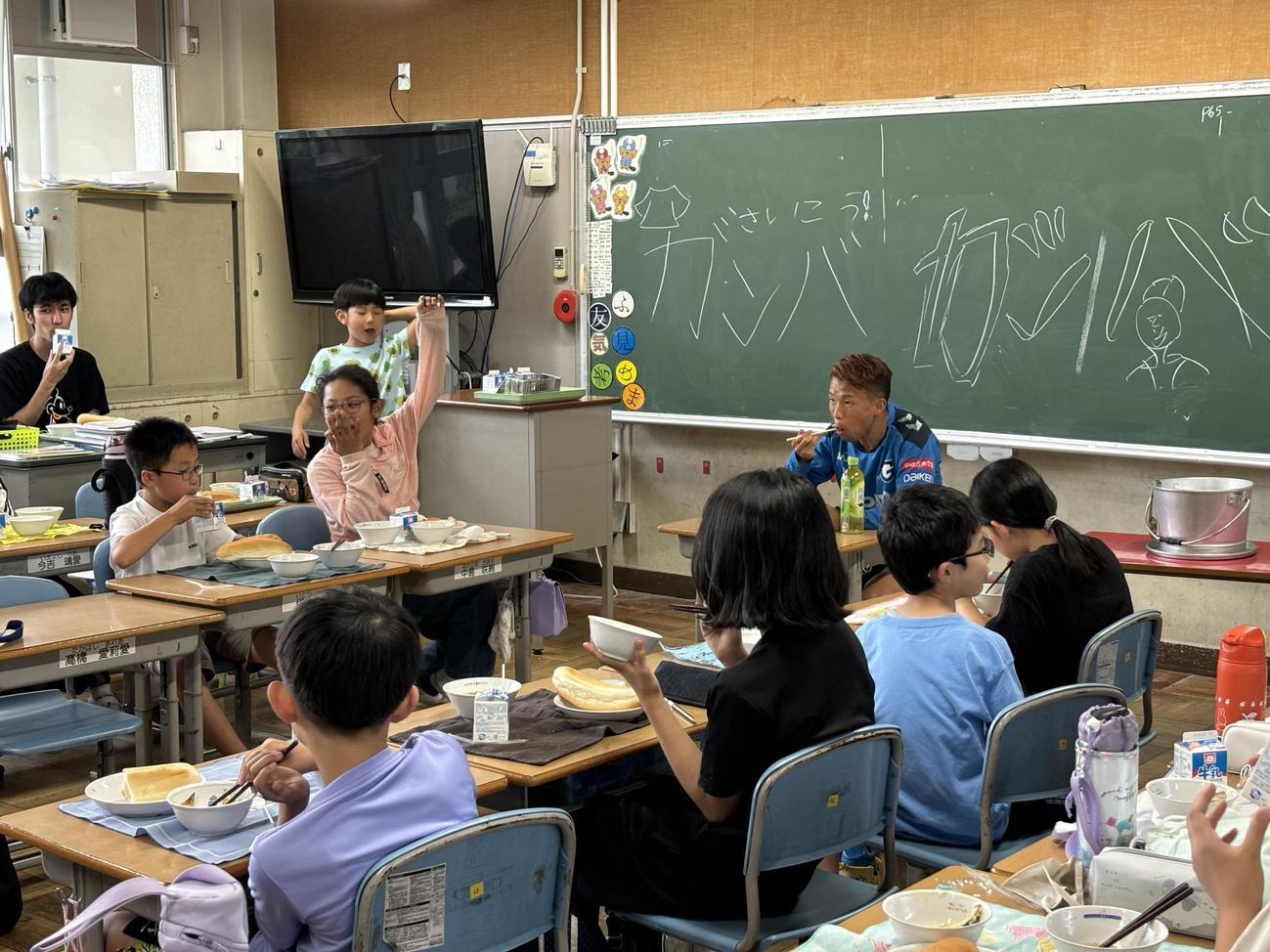 茨木市内の小学校を訪問し給食時間をともにするG大阪MF山下諒也（撮影・永田淳）