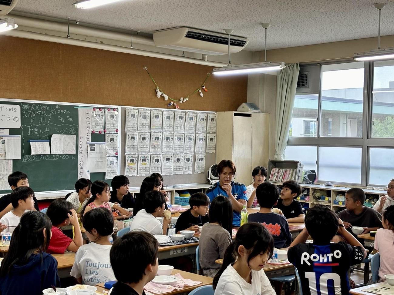 茨木市内の小学校を訪問し給食時間をともにするG大阪DF江川湧清（撮影・永田淳）