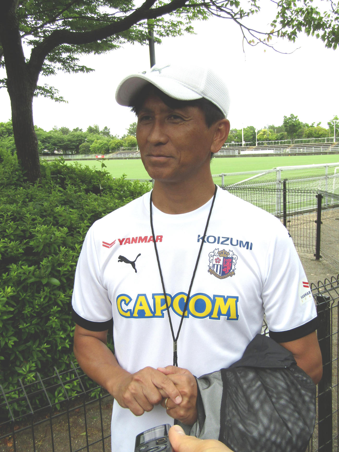 取材に応じるC大阪小菊監督