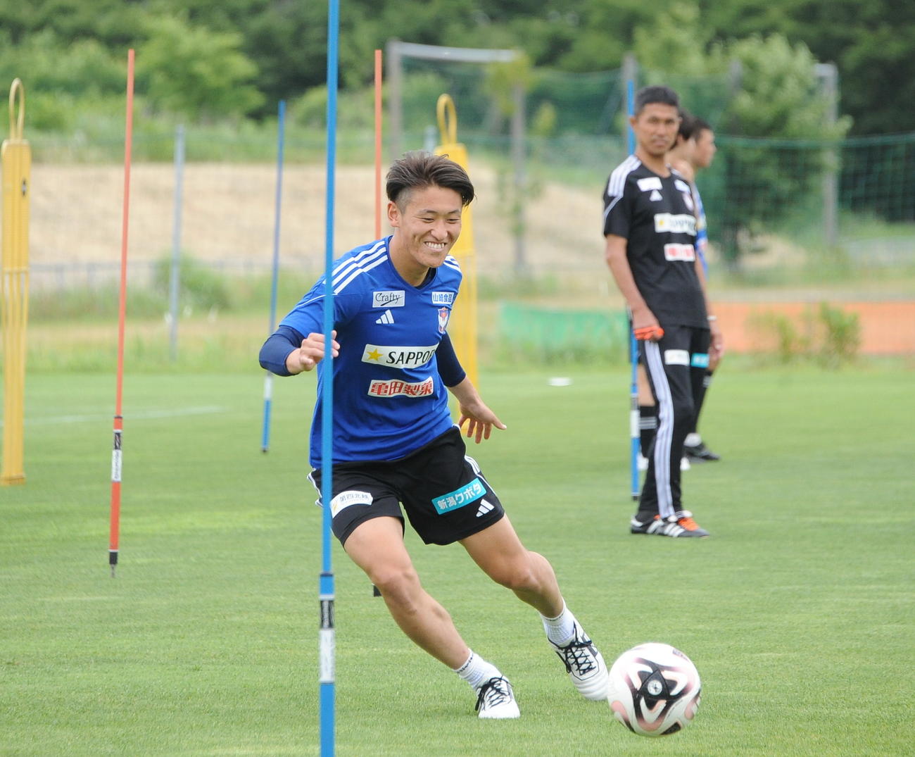 松橋監督（後方）が見つめる中、ドリブルする秋山（撮影・小林忠）