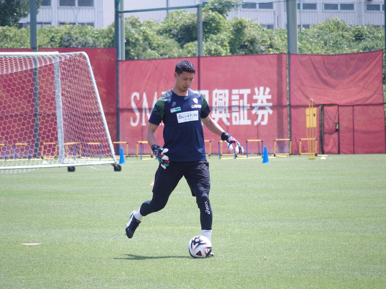 練習でボールを蹴る神戸GK前川黛也（撮影・永田淳）