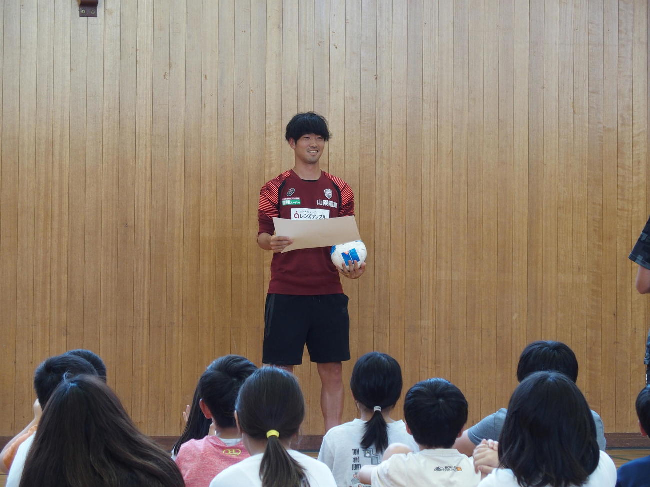 神戸市内の小学校を訪問した神戸DF岩波拓也（撮影・永田淳）