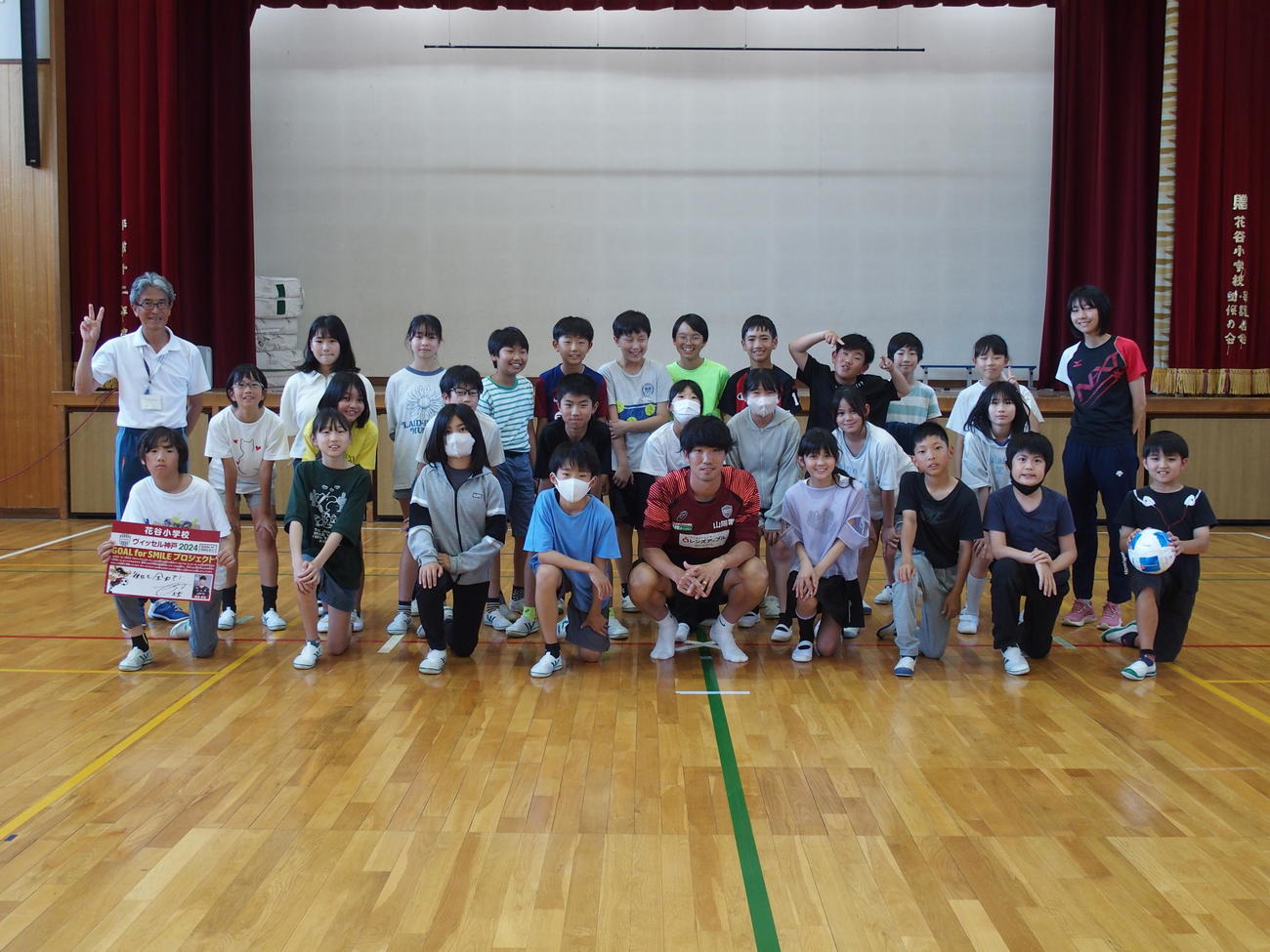 神戸市内の小学校を訪問した神戸DF岩波拓也（撮影・永田淳）