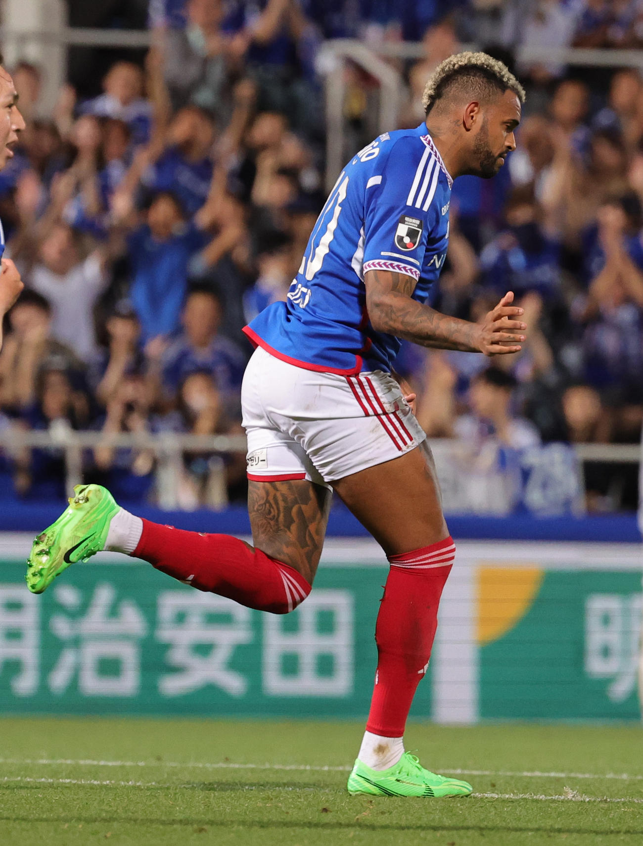 横浜対広島　サポーターと勝利を喜ぶ横浜の選手たち（撮影・野上伸悟）